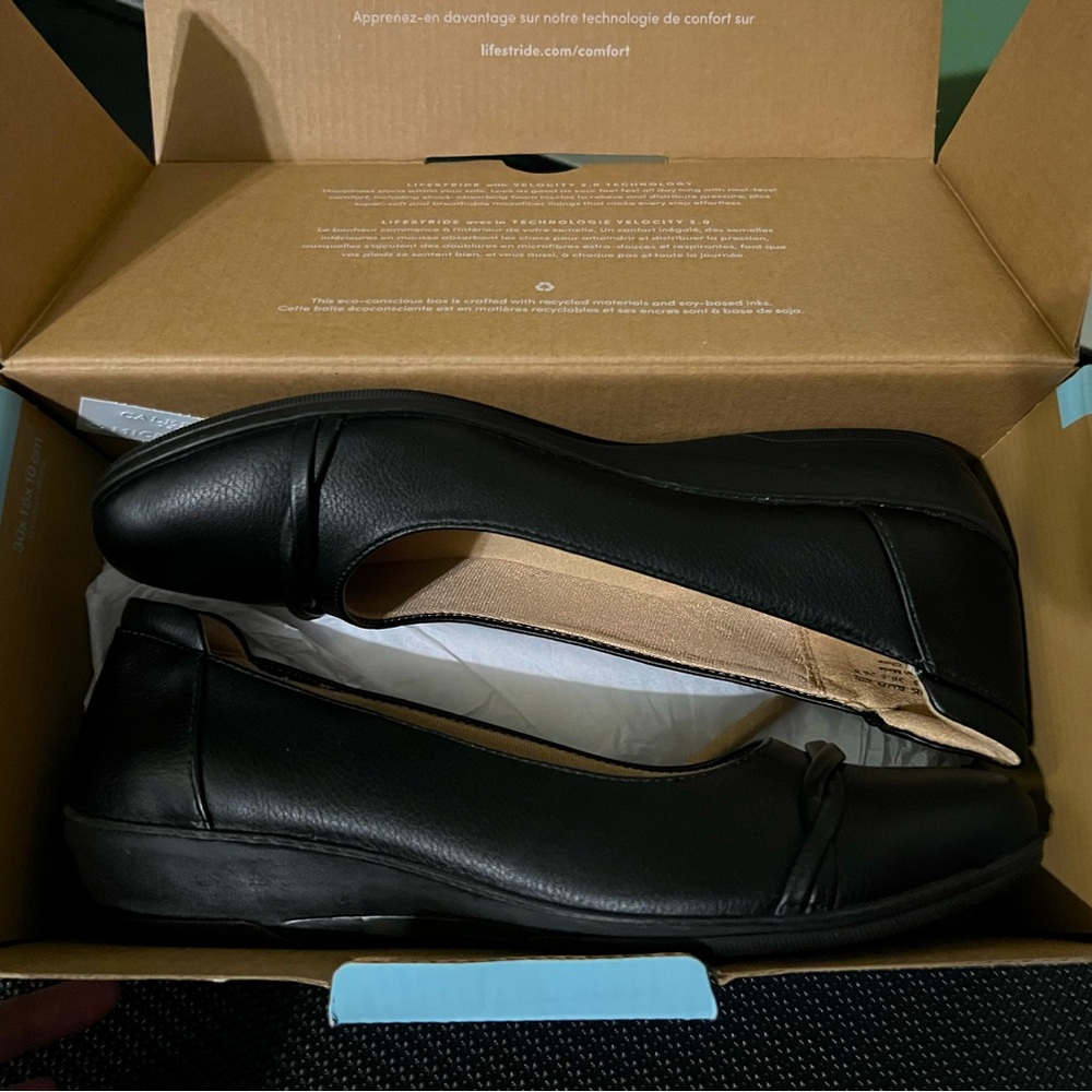 Life stride velocity 2.0 Black flats.